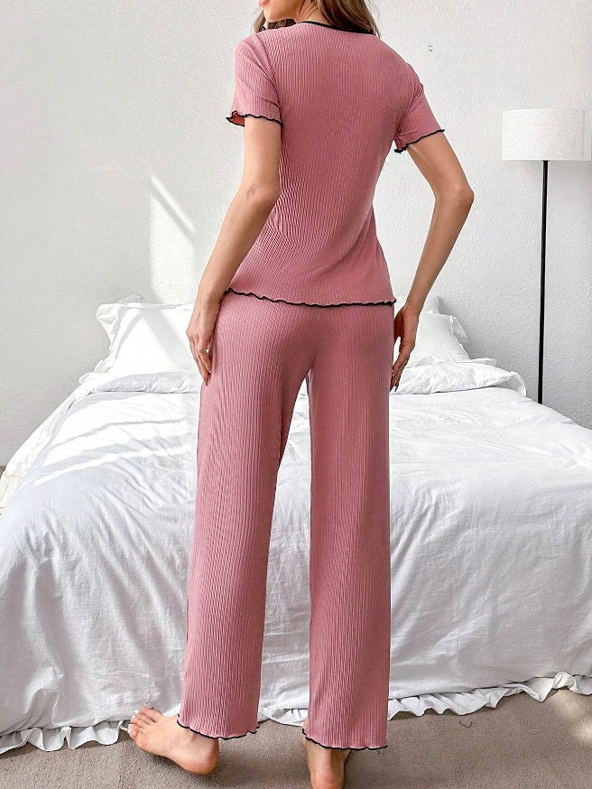 بيجامه بنطلون مزوده بقصه صدر مميزه